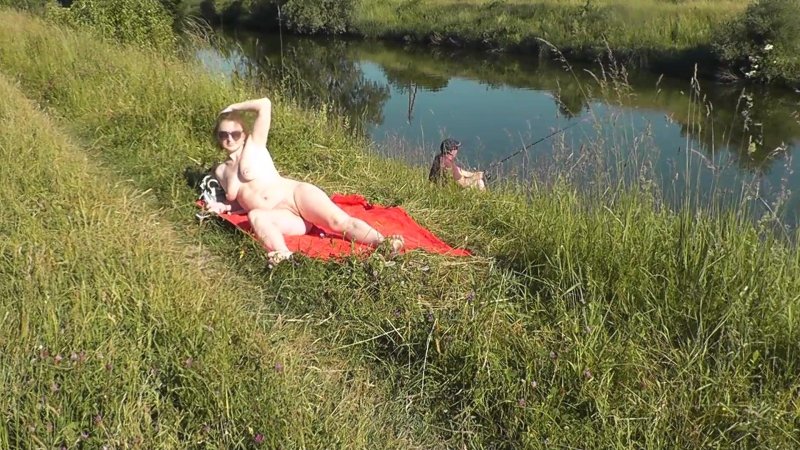 На речке голая
