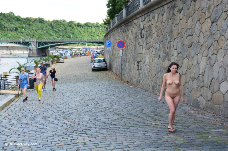 Гуляет голышом nude in public nip activity