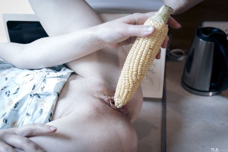 Засунула кукурузу в киску