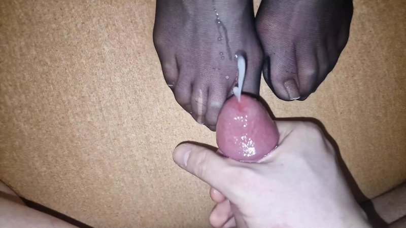 Женские ступни в кончине