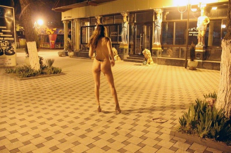 Голые женщины на улице