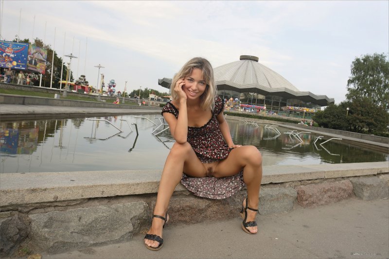Девушки летом без трусов