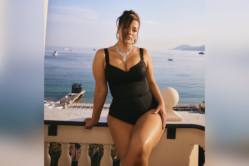 Модель plus-size эшли грэм в купальнике