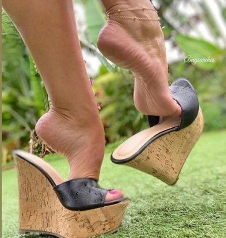 Келли брук feet mules