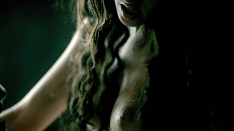 Обнаженные и сексуальные сцены из сериала \ викинги\