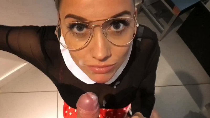 В примерочной кончают на лицо очках