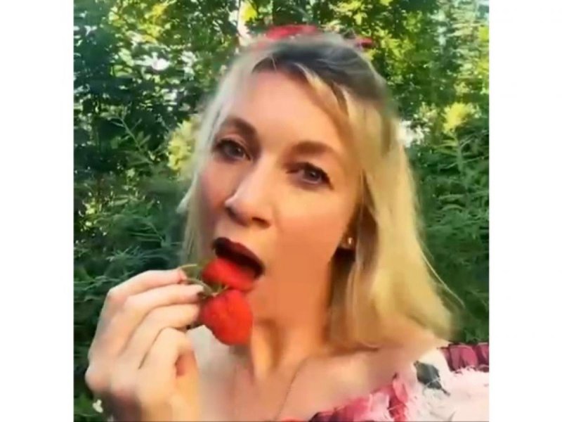 Мария захарова ест клубнику
