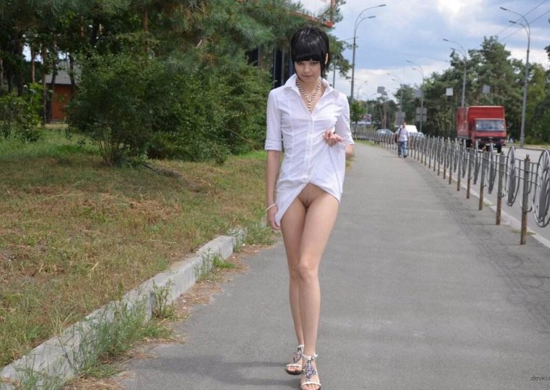 На улице без трусиков