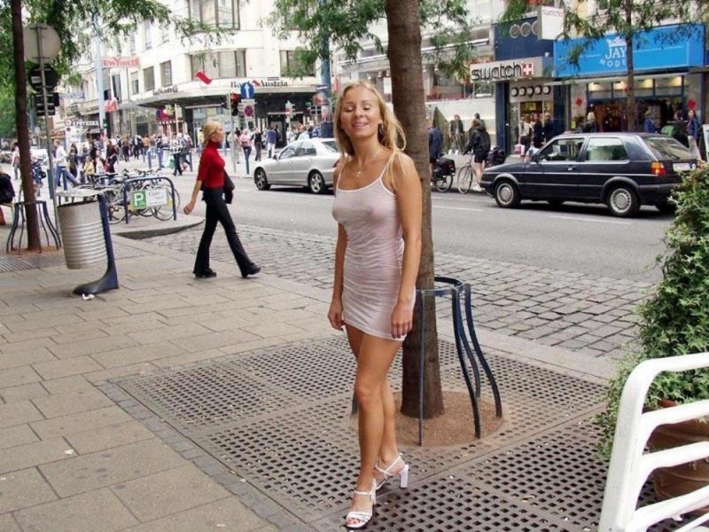 В прозрачном на улице