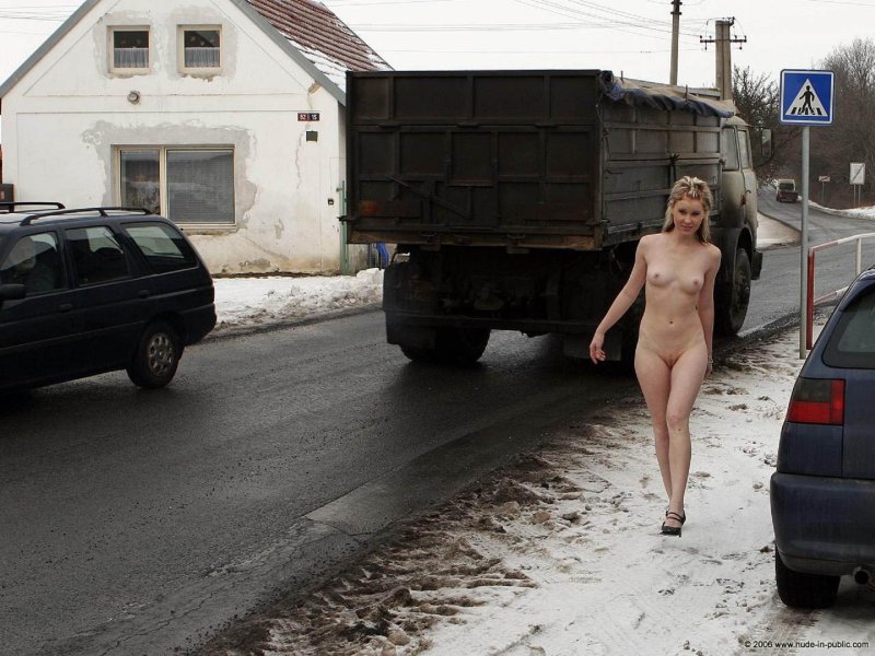 Девушки голышом на трассе