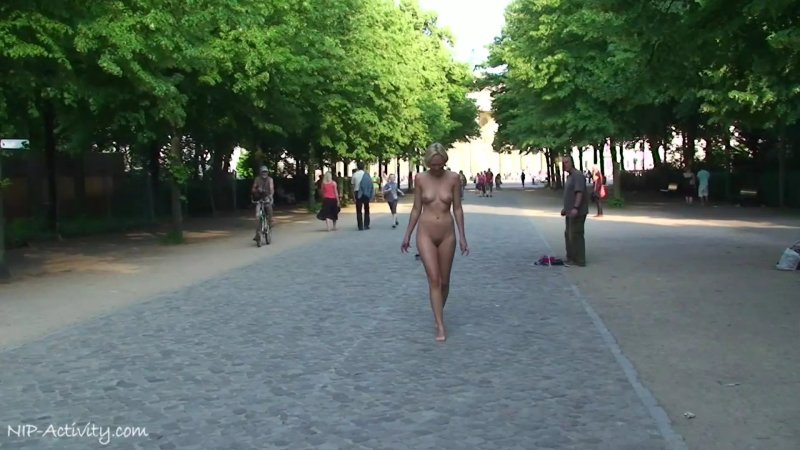 Прогулки голой блондинки по улицам города