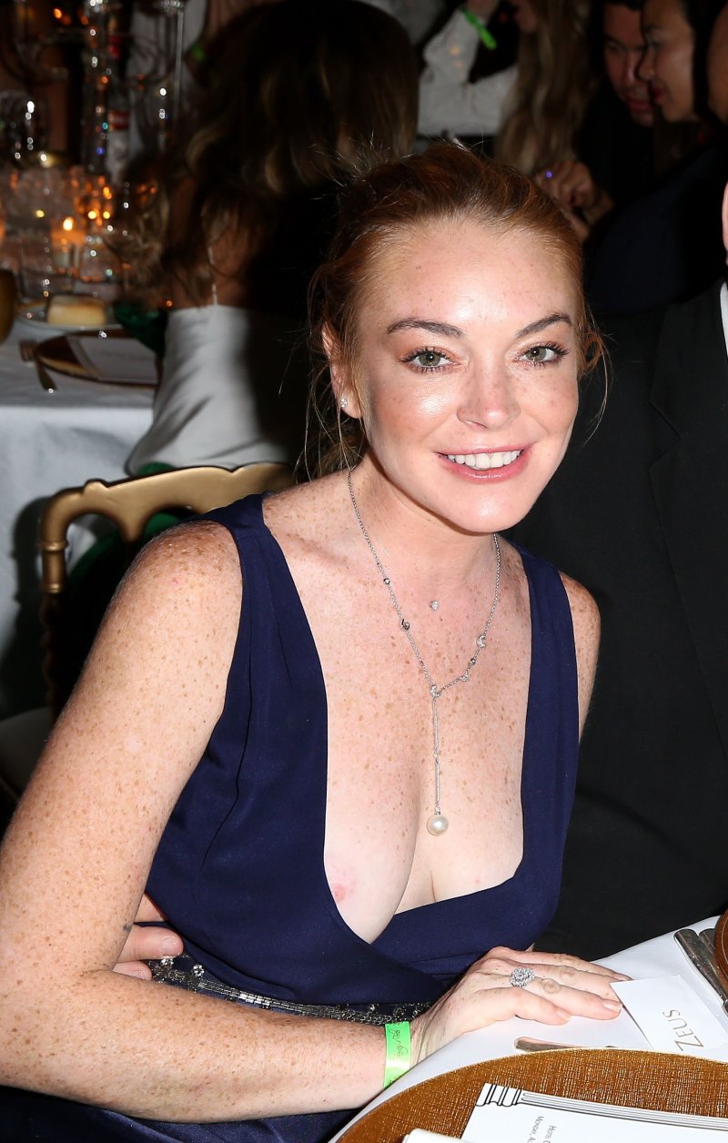 Линдсей лохан nipple slip