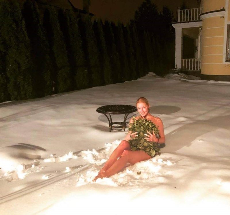 Волочкова нассала под елкой