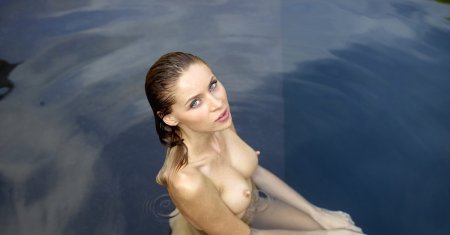 Девушки плавают голышом