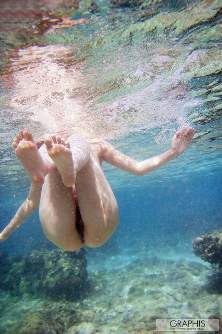 Голая девушка в воде