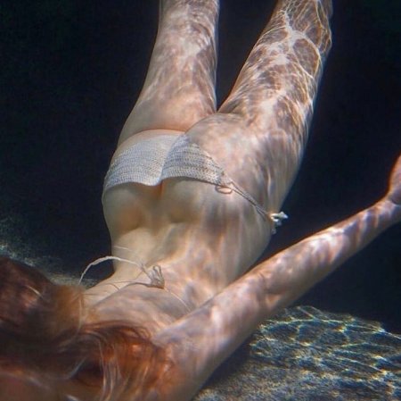 Попа под водой