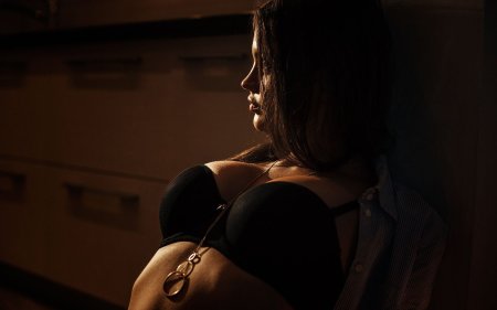Девушка в бюстгальтере