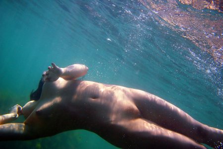 Голышом в воде