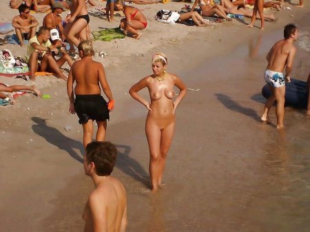 Голые девки на обычном пляже