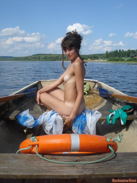 Жена разделась в лодке