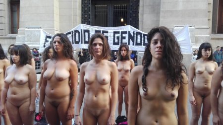 Голые женщины протестуют