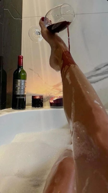 Девушка в ванной с бокалом вина