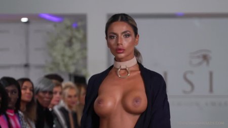 Сиськи на подиуме