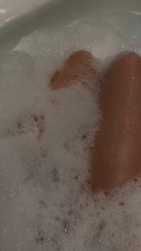 Девушка в ванне с пеной
