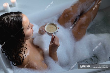 Принимает ванну