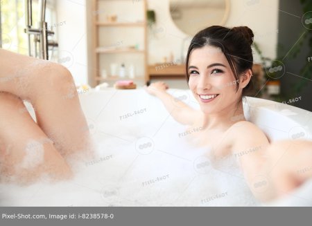 Принимает ванну