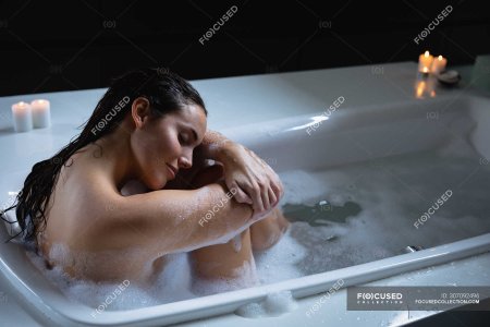 Женщины купаются в ванной дома