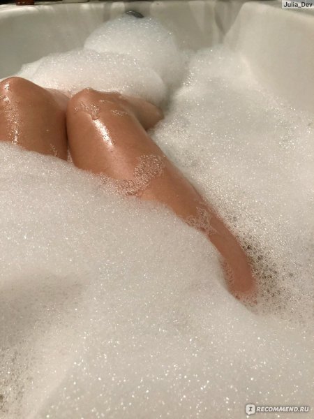 Девушка в ванной с пеной