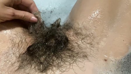 Волосатая киска под водой в ванне